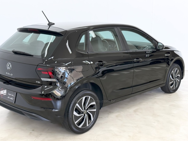 VOLKSWAGEN - POLO - 2023/2024 - Preta - R$ 104.900,00