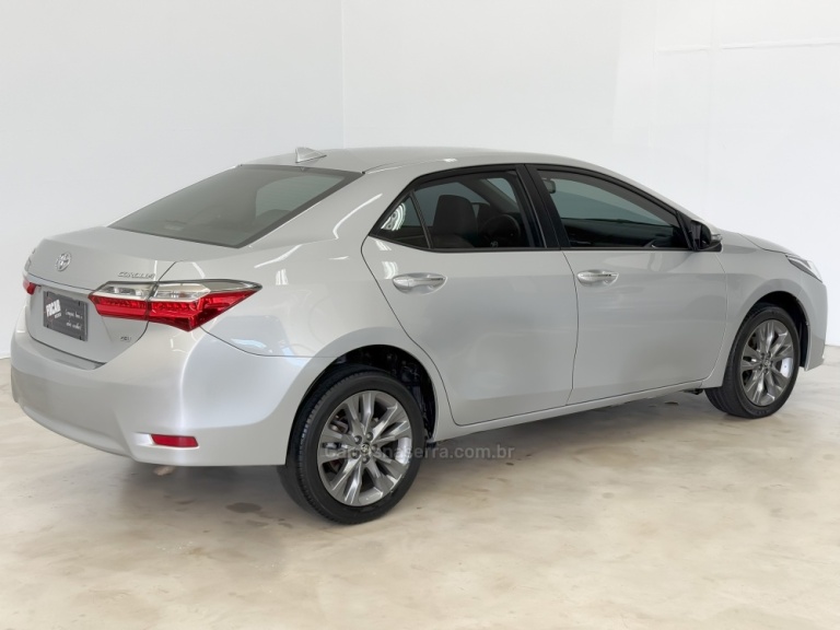 TOYOTA - COROLLA - 2018/2019 - Prata - R$ 108.900,00