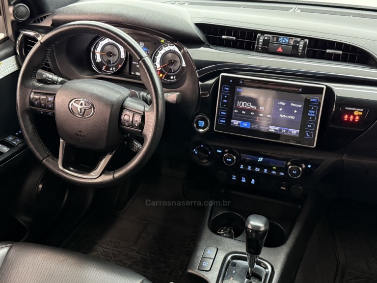 TOYOTA - HILUX - 2018/2019 - Branca - R$ 209.900,00