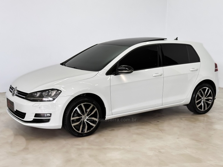 VOLKSWAGEN - GOLF - 2016/2017 - Branca - R$ 107.900,00