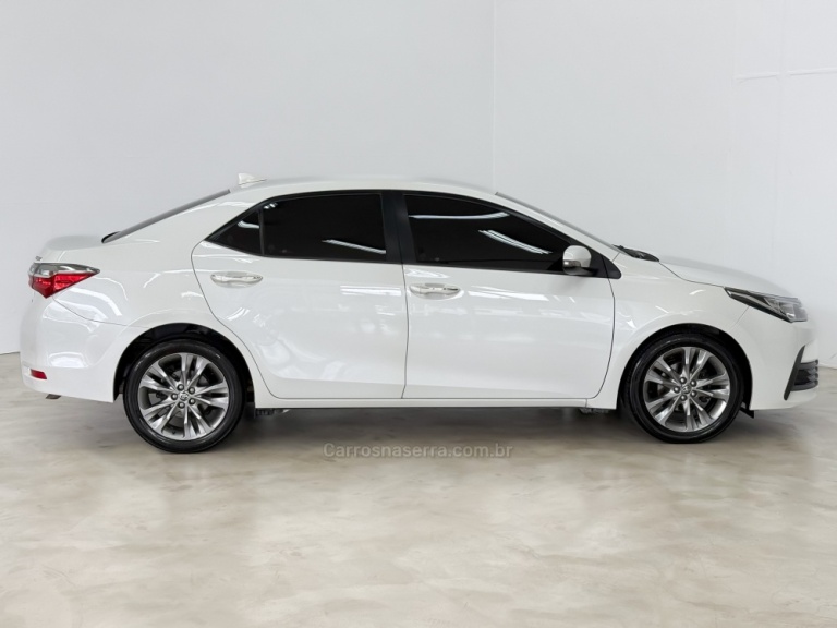 TOYOTA - COROLLA - 2018/2019 - Branca - R$ 107.900,00