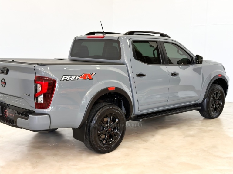 NISSAN - FRONTIER - 2022/2023 - Cinza - R$ 234.900,00