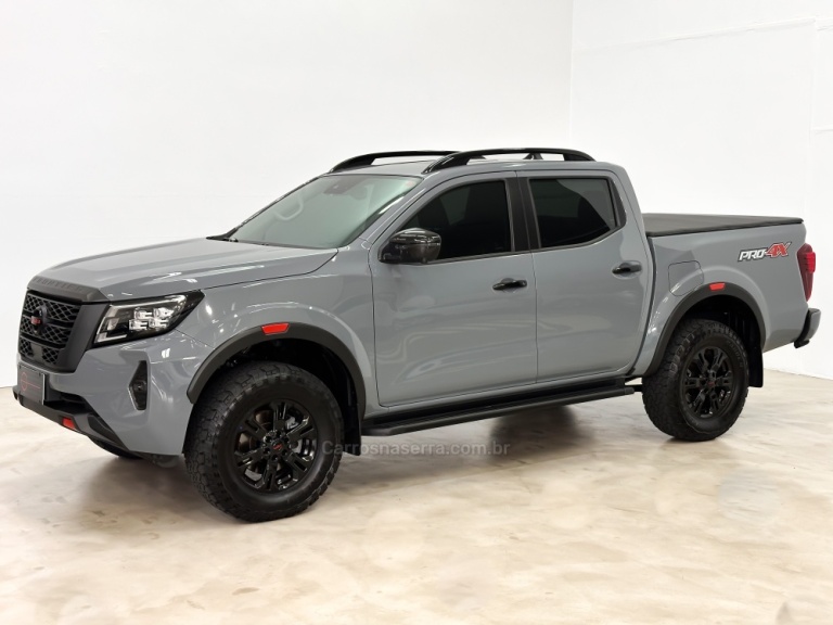 NISSAN - FRONTIER - 2022/2023 - Cinza - R$ 237.900,00