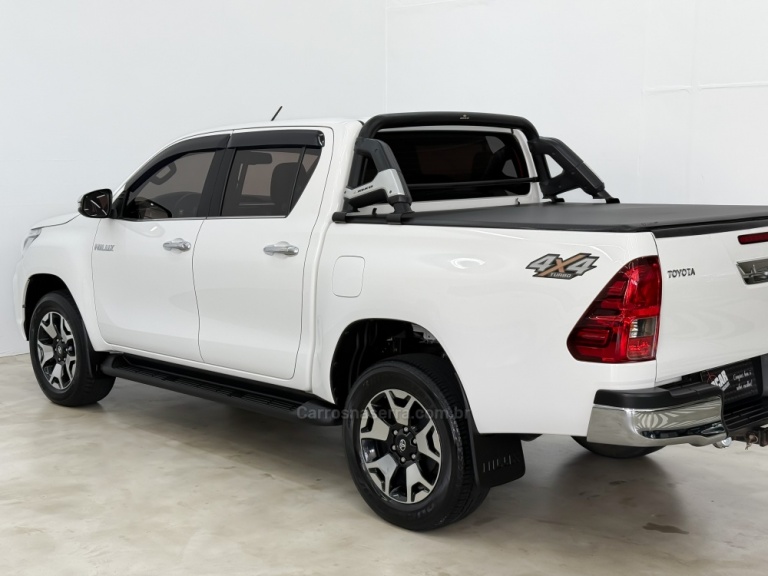 TOYOTA - HILUX - 2018/2019 - Branca - R$ 209.900,00