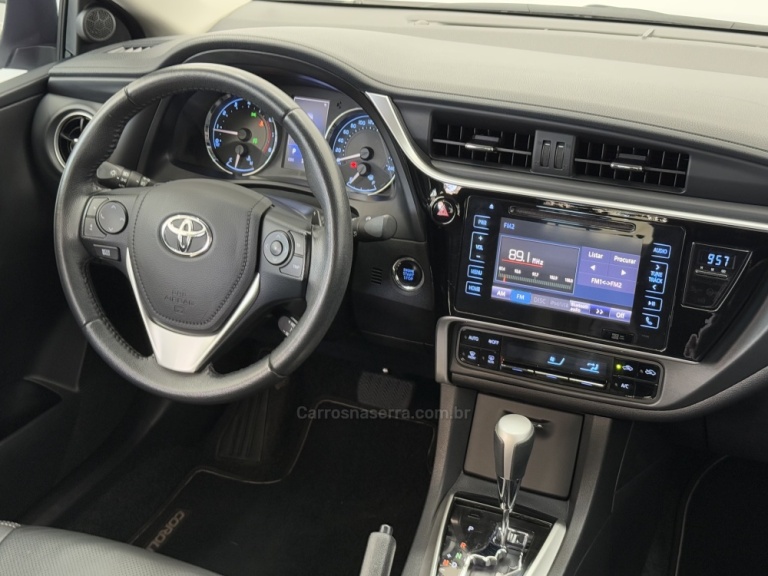 TOYOTA - COROLLA - 2018/2019 - Prata - R$ 108.900,00