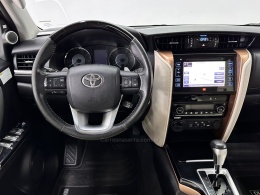 TOYOTA - HILUX SW4 - 2019/2019 - Marrom - R$ 264.900,00