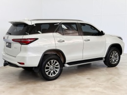 TOYOTA - HILUX SW4 - 2020/2021 - Branca - R$ 308.000,00