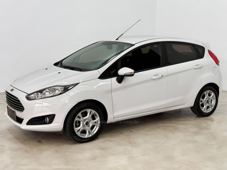 FORD - FIESTA - 2017/2017 - Branca - R$ 55.900,00