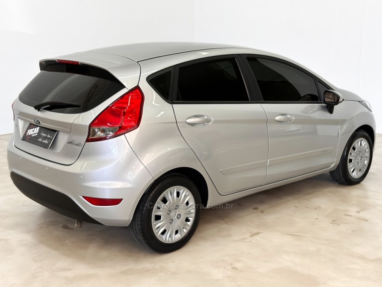 FORD - FIESTA - 2016/2017 - Prata - R$ 53.500,00