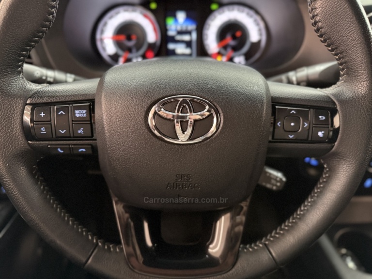 TOYOTA - HILUX - 2018/2019 - Branca - R$ 209.900,00