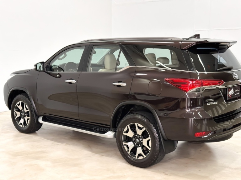 TOYOTA - HILUX SW4 - 2019/2019 - Marrom - R$ 264.900,00