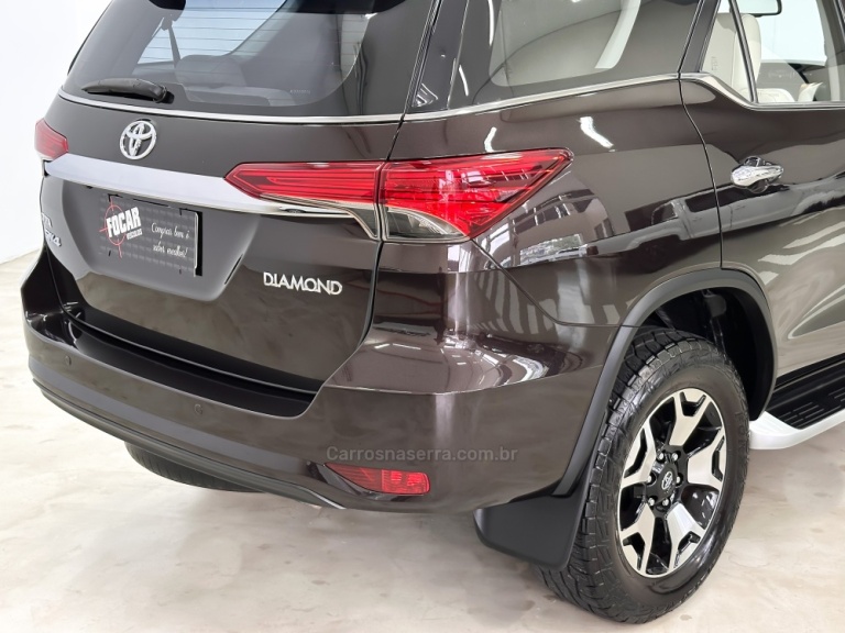 TOYOTA - HILUX SW4 - 2019/2019 - Marrom - R$ 264.900,00