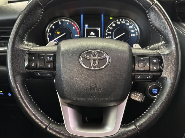 TOYOTA - HILUX SW4 - 2020/2021 - Branca - R$ 308.000,00