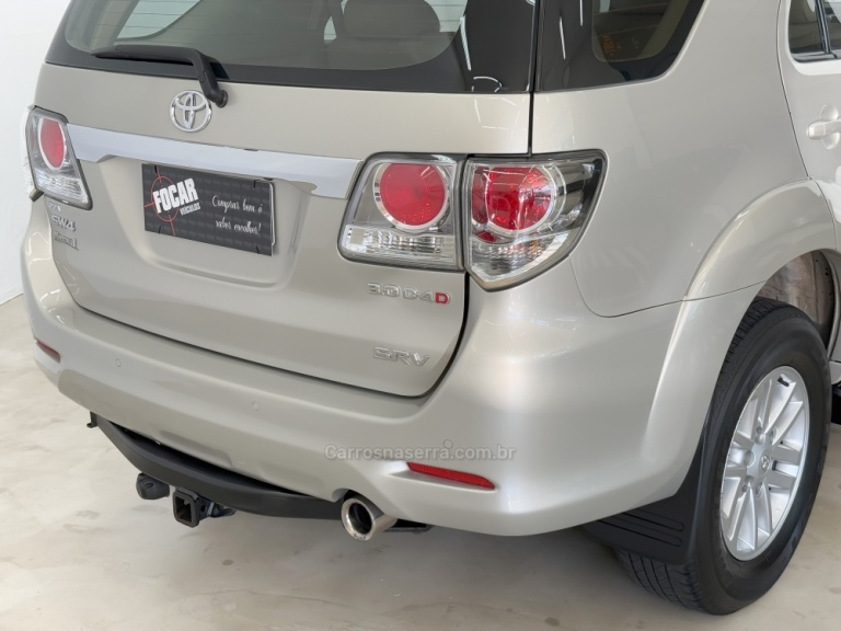 TOYOTA - HILUX SW4 - 2014/2015 - Bege - R$ 159.500,00