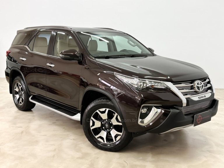 TOYOTA - HILUX SW4 - 2019/2019 - Marrom - R$ 264.900,00