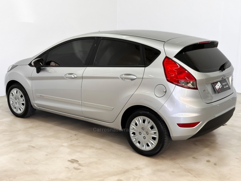 FORD - FIESTA - 2016/2017 - Prata - R$ 53.500,00