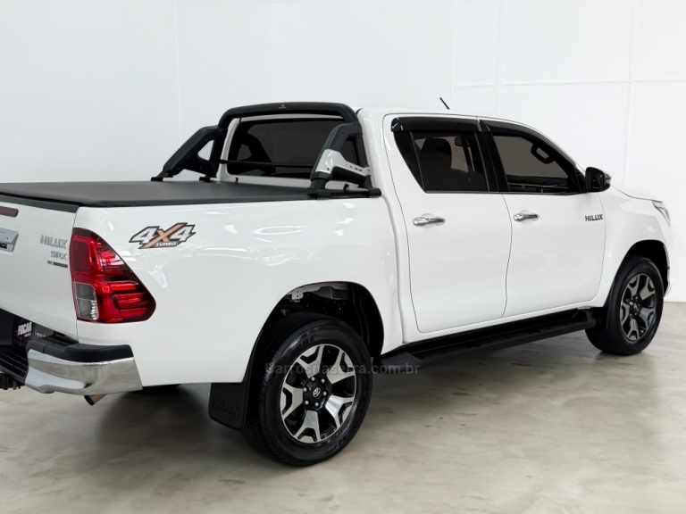 TOYOTA - HILUX - 2018/2019 - Branca - R$ 209.900,00