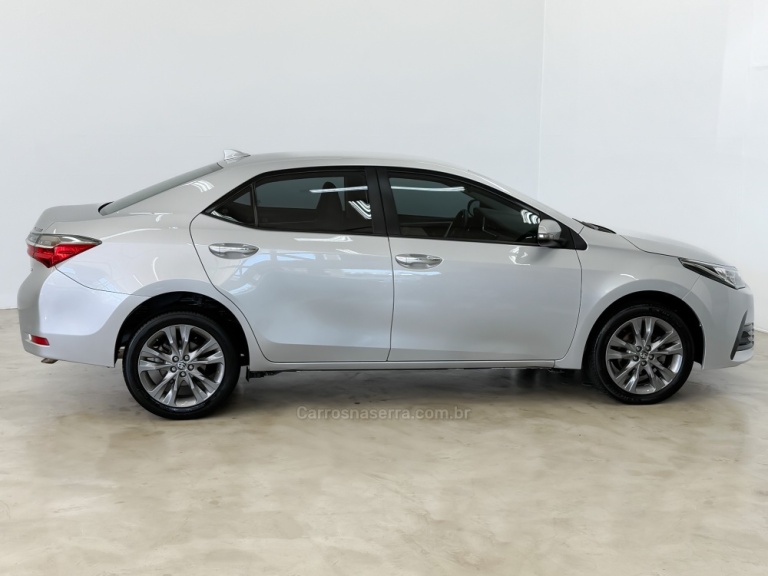 TOYOTA - COROLLA - 2018/2019 - Prata - R$ 108.900,00