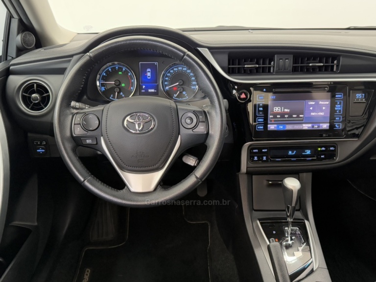 TOYOTA - COROLLA - 2018/2019 - Prata - R$ 108.900,00