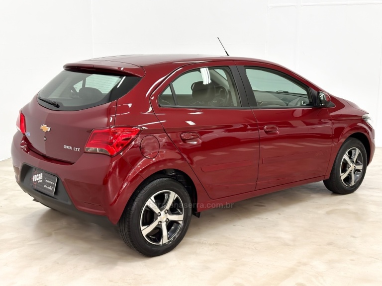 CHEVROLET - ONIX - 2016/2017 - Vermelha - R$ 62.900,00