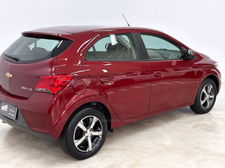 CHEVROLET - ONIX - 2016/2017 - Vermelha - R$ 62.900,00